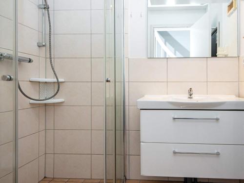 ein Bad mit einem Waschbecken und einer Dusche in der Unterkunft Two-Bedroom Holiday home in Wendtorf 5 in Wendtorf