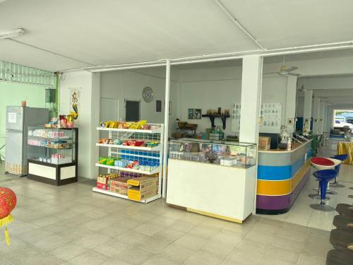 una habitación con una tienda con una barra y una tienda en Sorworakit Hotel, en Bang Saen