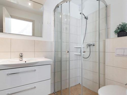 ein Bad mit einer Dusche und einem Waschbecken in der Unterkunft Two-Bedroom Holiday home in Wendtorf 17 in Wendtorf