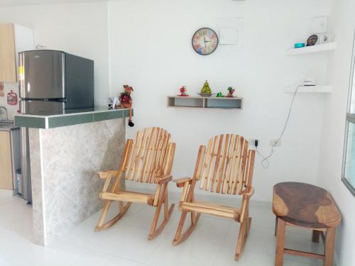 辛塞萊霍的住宿－MALALA3 depa amoblado，厨房配有两把椅子和带冰箱的台面