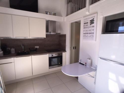 Photo de la galerie de l'établissement Appartement climatisé pour 6 à Port Leucate, proche plage, parking privé, tout équipé, refait à neuf - FR-1-81-428, à Port-Leucate