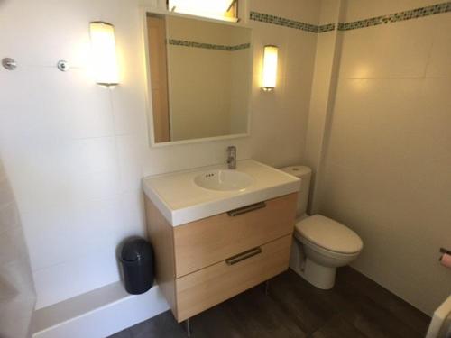 Photo de la galerie de l'établissement Appartement climatisé pour 6 à Port Leucate, proche plage, parking privé, tout équipé, refait à neuf - FR-1-81-428, à Port-Leucate