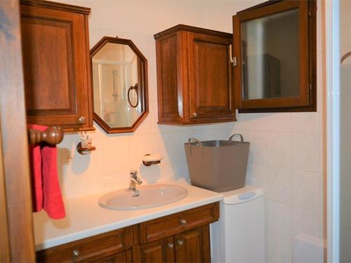 une salle de bain avec un lavabo et un miroir dans l'établissement Villa à Lagorce avec piscine privative, 4 chambres, grand terrain, animaux admis, tout confort - FR-1-382-110, à Lagorce