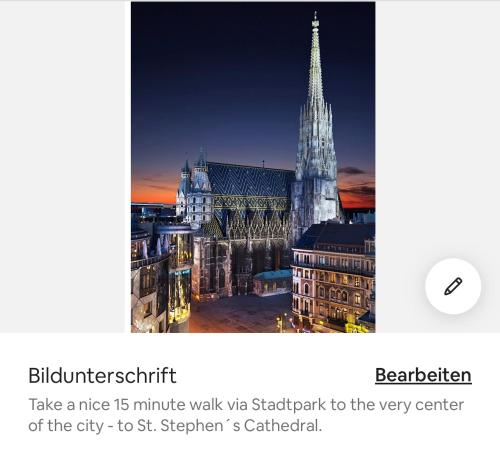 una imagen de una ciudad con una catedral alta en Sehr Zentrale Wohnung-Loftstyle- en Viena