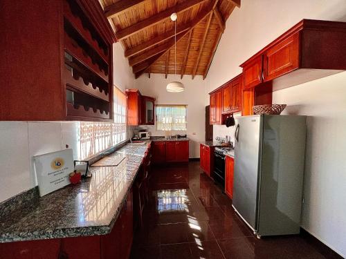 Kuchyň nebo kuchyňský kout v ubytování Villa Gonzalez - 3BR House & Pool