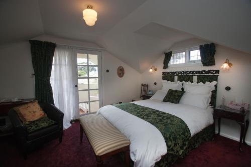 سرير أو أسرّة في غرفة في Mornington Bed & Breakfast