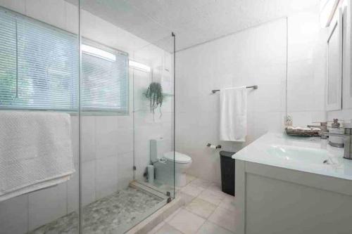 ein Bad mit einer Dusche, einem WC und einem Waschbecken in der Unterkunft Lakefront Duplex with Pool between Miami & Florida Keys 4 Bedroom 2 Bathroom in Cutler Bay