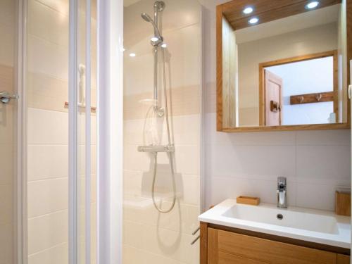 Appartement rénové style montagnard, 4 pers, balcon sud, skis aux pieds, centre Val Thorens
