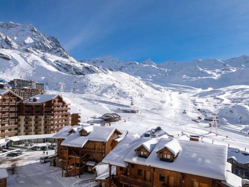 Appartement rénové style montagnard, 4 pers, balcon sud, skis aux pieds, centre Val Thorens