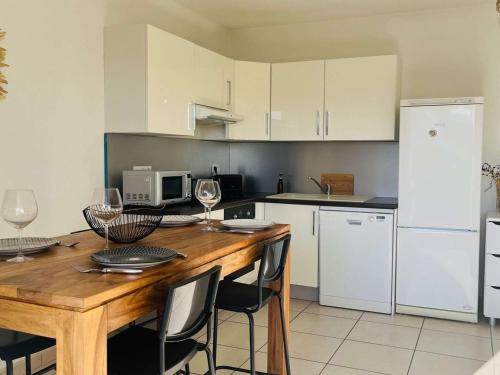 Fotografia z galérie ubytovania Appartement T3 avec Parking, WiFi et Clim - 1,5 km de la Plage à L'Île Rousse - FR-1-63-320 v destinácii LʼÎle-Rousse