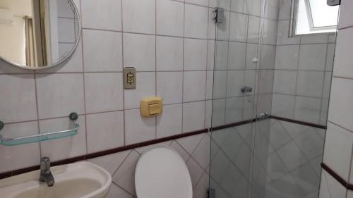 y baño con lavabo, aseo y espejo. en Apto em BC Temporada Próx av Atlãntica, en Balneário Camboriú