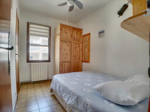 a bedroom with a bed and a ceiling fan at Appartement Saintes-Maries-de-la-Mer, 2 pièces, 4 personnes - FR-1-475-32 in Saintes-Maries-de-la-Mer
