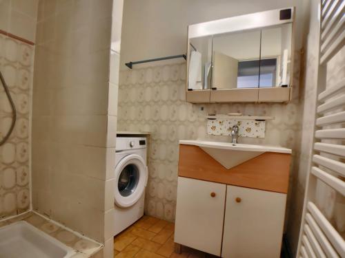 uma casa de banho com um lavatório e uma máquina de lavar roupa em Appartement Saintes-Maries-de-la-Mer, 2 pièces, 6 personnes - FR-1-475-23 em Saintes-Maries-de-la-Mer