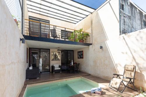 a house with a swimming pool and a balcony at Volta. Satisfy and locate yourself in Downtown in Campeche