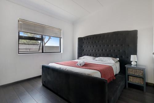 Ένα ή περισσότερα κρεβάτια σε δωμάτιο στο Modern shared 5 BR Villa Pool near Blouberg Beach Wi-Fi