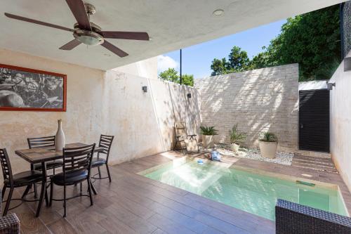 a patio with a table and a swimming pool at Volta. Satisfy and locate yourself in Downtown in Campeche