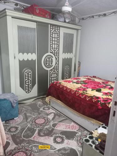 ein Schlafzimmer mit einem Bett und einer Kommode in der Unterkunft Cash and cash only please in ‘Izbat al Qaşr