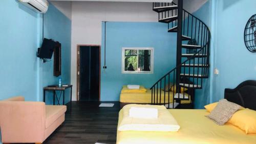 ein Wohnzimmer mit einem Bett und einer Wendeltreppe in der Unterkunft กอบสุข รีสอร์ท2 k02 in Ban Ton Liang