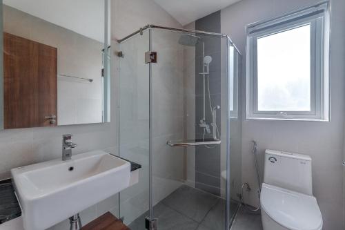 W łazience znajduje się umywalka, prysznic i toaleta. w obiekcie Blue Haven Bay Luxury Pool Villa w mieście Ko Chang