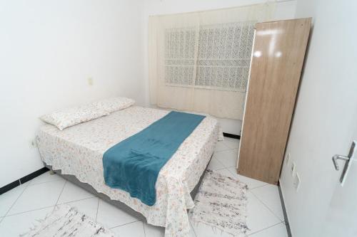 Habitación pequeña con cama y ventana en Casa de Praia, en Porto Belo
