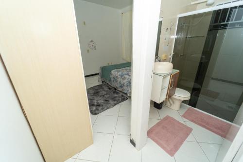 y baño pequeño con aseo y ducha. en Casa de Praia, en Porto Belo