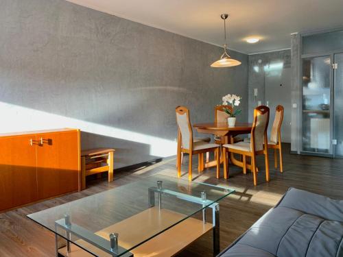 a living room with a table and chairs at Vivi in Wolfenbüttel