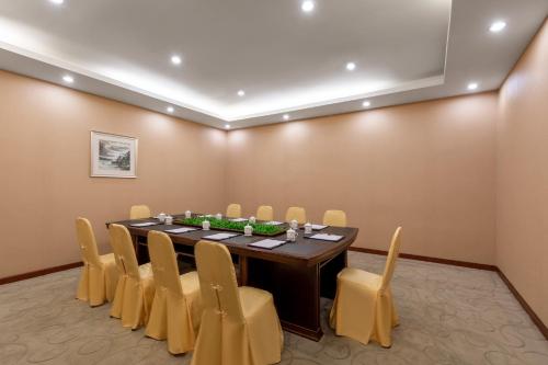 a conference room with a table and chairs at Guangdong Hotel (Zhuhai) in Zhuhai