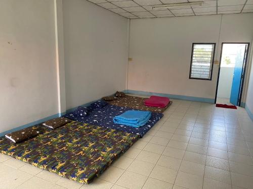 Postel nebo postele na pokoji v ubytování Bangsaen Budget Hotel