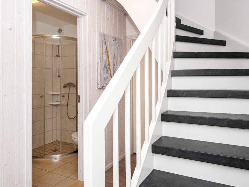 - un escalier dans la salle de bains pourvue d'une douche et de toilettes dans l'établissement Two-Bedroom Holiday home in Wendtorf 34, à Wendtorf