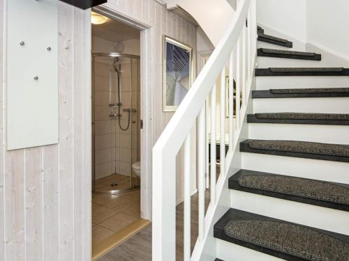 ein Bad und eine Treppe in einem Haus in der Unterkunft Two-Bedroom Holiday home in Wendtorf 38 in Wendtorf