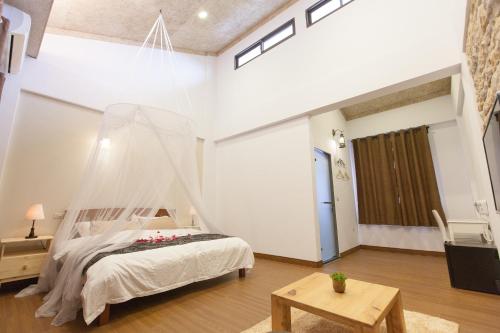 Una cama o camas en una habitación de Summer Rocker Villa
