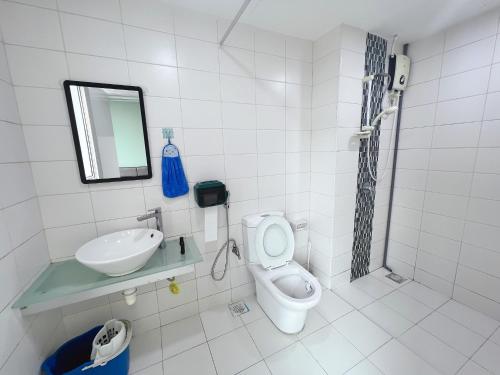 y baño con lavabo, aseo y espejo. en Vesta Homes, Greenfield Studio C, Johor Bahru, Paradigm Mall en Johor Bahru