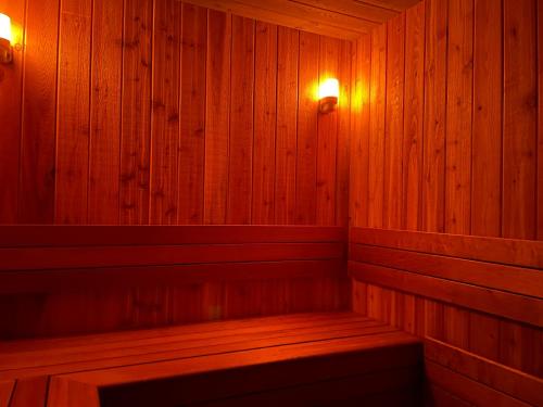 una sauna de madera con un banco. en Downhills Residence en Zázrivá