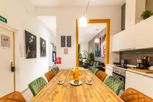 マドリードにあるLuxury Suite - Prime Locationのキッチン、ダイニングルーム(木製のテーブルと椅子付)