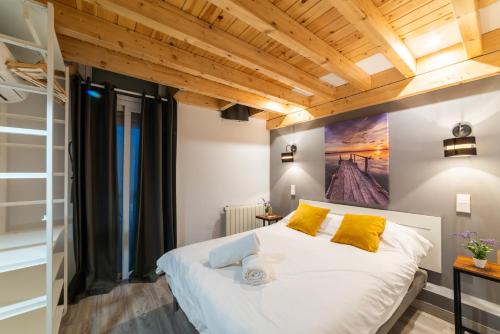 マドリードにあるLuxury Suite - Prime Locationのベッドルーム(白い大型ベッド、黄色い枕付)