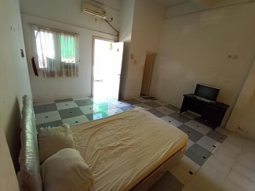 Un pat sau paturi într-o cameră la OYO 92031 Wisma Galung Syariah