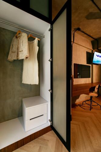 a room with a closet with a door and a bed at เดอะซิกเนเจอร์ นคร โฮเทล in Nakhon Si Thammarat
