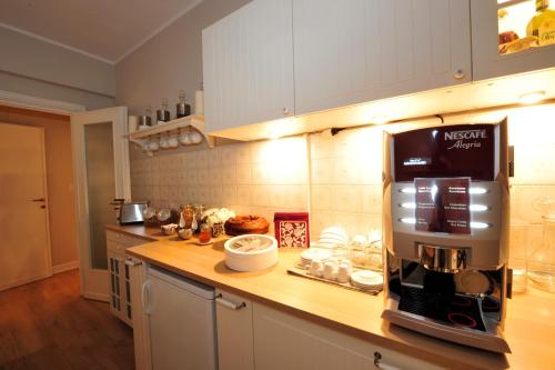 kuchnia z blatem z ekspresem do kawy w obiekcie Vatican Holiday Home w Rzymie