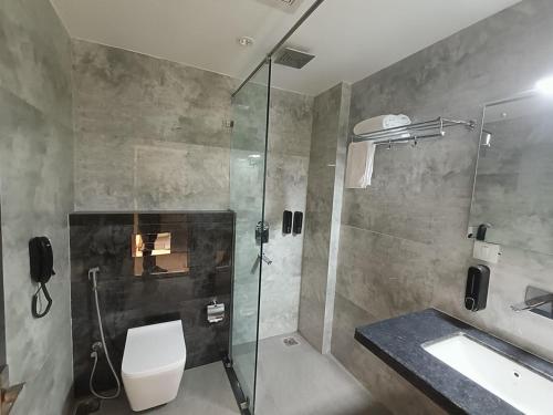 ディブルガルにあるHOTEL GOLDEN ORCHIDのバスルーム(シャワー、トイレ、シンク付)