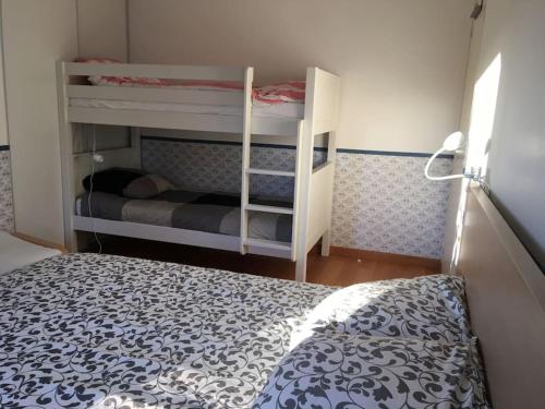 - une petite chambre avec 2 lits superposés dans l'établissement Maison 3 chambres, à Bruz