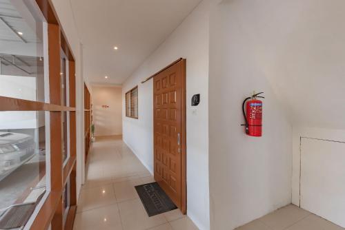 Кровать или кровати в номере Urbanview Hotel Cozy Samarinda by RedDoorz
