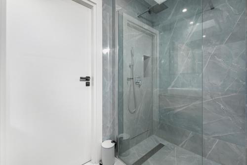 a bathroom with a shower with a glass door at Dom Nad Narwią Łubienica 15 in Łubienica