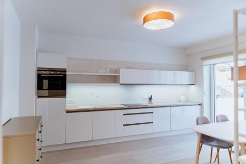 Una cocina o cocineta en Apartmány Jabloneček