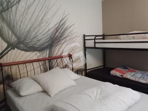 - une chambre avec un lit et deux lits superposés dans l'établissement Appart cosy, 4 pers, terrasse et parking, 300m plage Clémenceau, près commerces, La Tranche sur Mer - FR-1-357-285, à La Tranche-sur-Mer