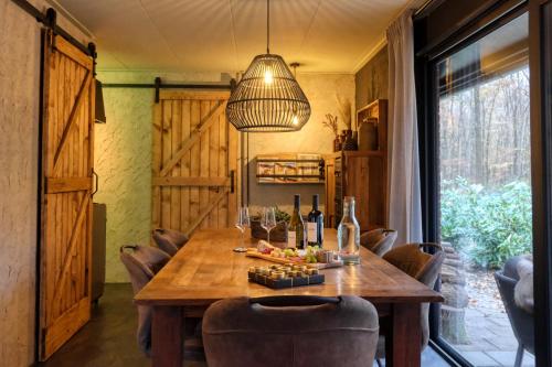 Фотография из галереи Lodge in een bosrijke omgeving met Hottub & Sauna opt в городе Rheezerveen