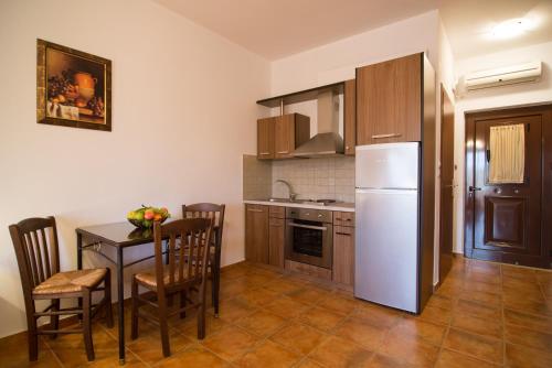 Η κουζίνα ή μικρή κουζίνα στο Vathi Hotel Apartment Hotel
