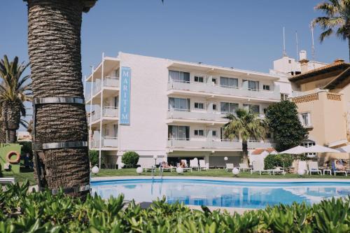 uma vista para o hotel a partir da piscina em Hotel Subur Maritim em Sitges