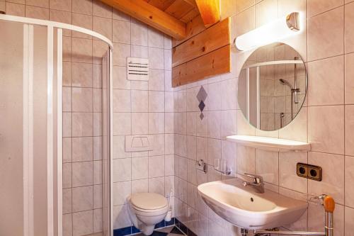 Gattererberg的住宿－Ahornblick，一间带水槽、卫生间和镜子的浴室