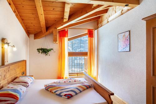 Gattererberg的住宿－Ahornblick，窗户客房内的一张床位