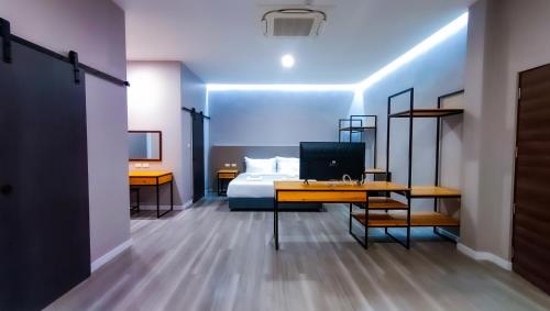 um quarto com uma cama e uma secretária com um computador em The Riva Vientiane Hotel em Vientiane